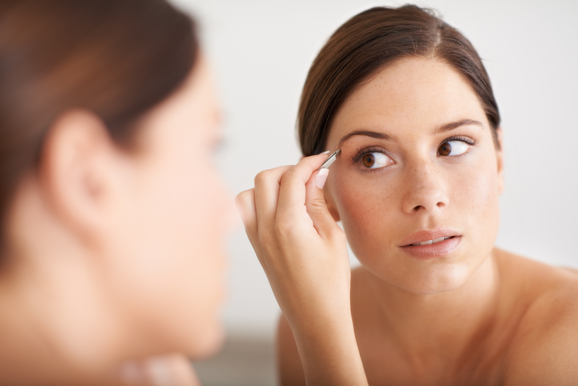 De weg naar schoonheid. Make-up voor de wenkbrauwen stap voor stap