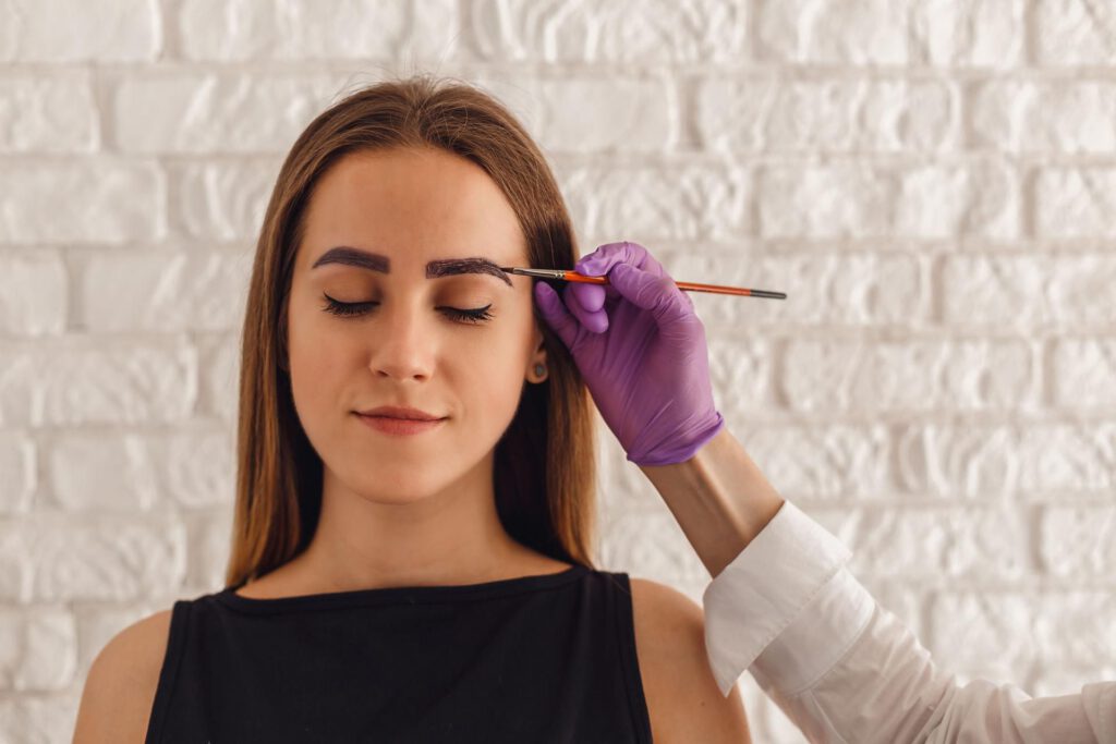 Hoe verwijder je henna van je wenkbrauwen? Behoud je wenkbrauwen na onjuist kleuren met henna